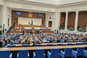 Парламентът заделя над 103 000 евро за 9 вида кафе, чай и сладки изкушения