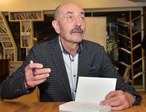 След дълго боледуване почина известният журналист и белетрист Димитър Шумналиев, съобщиха от семейството му.

Шумналиев, роден на 3 март 1947 г., е член на Съюза на българските писатели, работил в знакови издания като "Отечествен фронт", "Труд", "Народна култура". 

Шумналиев е автор на множество книги - романи, сборници с разкази, публицистика и документална проза. Творчеството му често се обръща към българската история, съдбата на отделния човек и обществените промени. Той е носител на редица литературни отличия.

Поклонението ще бъде в петък. 