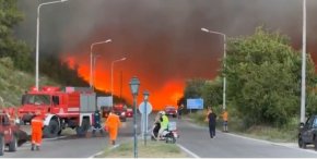 Огнен ад на Касандра: Евакуираха над 300 души, двама пожарникари са в болница