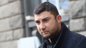 
Управляващите столицата да се огледат и помислят отново какво говорят и основно какво НЕ правят!

Няма нужда от рева на ППДБ. Една разходка из софийските улици и квартали е достатъчна, за да разберем защо Бургас изпревари София и спечели домакинството на „Евровизия 2027“, заяви в своя позиция във Фейсбук общинският съветник от ВМРО Карлос Контрера по повод решението големият европейски песенен конкурс да се проведе в морския град.

Контрера посочи, че в избора на Бургас няма нищо мистериозно или конспиративно, както се опитват да внушават представители на ППДБ. По думите му решението има съвсем логично обяснение – достатъчно е управляващите София да излязат от кабинетите и презентациите си и да се огледат как изглежда градът.

Бургас изпревари София и спечели домакинството за „Евровизия“. В това решение има логика и мотивите са ясни. Поздравления за Бургас. София трябва да оказва съдействие с каквото може и с каквото трябва на града-домакин, коментира Контрера.

Той подчерта, че домакинството може да има сериозен положителен ефект върху Бургас и целия регион, включително върху туризма и местната икономика.

Поздравления за кмета Димитър Николов и екипа му. Провеждането на „Евровизия“ в морския град ще бъде изключително добра възможност за Бургас като туристическа дестинация, както и за икономиката на целия регион – Бургас, Ямбол и Сливен, заяви общинският съветник.

Според Контрера обаче вместо да търсят „скрит план“ срещу София, от ППДБ трябва да си зададат много по-прост въпрос – как така два града, управлявани от тях, София и Варна, не успяха да спечелят домакинството?

В последните години София не изпъква с нищо, да си го кажем честно. Даже тези години градът има облик на позавехнал и позамацан, леко мърляв. Достатъчно е човек да се разходи из центъра, за да види в какво състояние е столицата, коментира Контрера.

Като пример той посочва състоянието на археологическото наследство в централната градска част, включително пространствата около хотел „Балкан“ и района на Ларгото.

Погледнете само състоянието на археологическото ни наследство из централната градска част. Това ли е лицето, с което искаме да посрещнем стотици хиляди гости от Европа?, пита Контрера.

По думите му проблемът не е в това, че „Евровизия“ ще бъде в Бургас. Напротив – Бургас заслужено трябва да бъде поздравен. Проблемът е, че столичната администрация очевидно не си задава въпроса защо един огромен европейски форум подмина столицата и отиде на морето.

Евровизия ще отиде в Бургас, а столичната администрация би трябвало да се замисли защо един огромен европейски форум подмина столицата и отиде на морето. И не, това не е скрит план. Обективната днешна столична действителност показва защо, заяви Контрера.

Той призова управляващите София да обърнат внимание не на политическите оправдания, а на реалното състояние на града.

Управляващите столицата да се огледат. Да се разходят из София. Да видят улиците, тротоарите, кварталите, транспорта, археологическото наследство и общия вид на града. И тогава да помислят какво говорят и основно какво НЕ правят, категоричен е Карлос Контрера.

Според него решението за домакинството на „Евровизия“ трябва да бъде прието като повод за равносметка, а не като пореден повод за политическо оправдание.

Присъдата е ясна. Когато един град иска да бъде домакин на голям европейски форум, не са достатъчни презентации, лозунги и самохвалство. Трябва реално да имаш какво да покажеш. София в момента има много работа, преди да започне да претендира за европейска витрина, заключи общинският съветник от ВМРО.

 

-- 