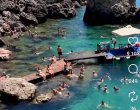 140 стъпала надолу към тюркоазено море: барът на Корфу, скрит в скалите