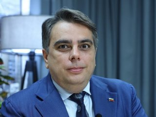 Качва се на самолета в София с 20 евро производителност, слиза във Франкфурт със 73 евро на час: Ас. Василев за работната заплата