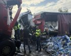 Два тира се удариха челно в Луковитско, въздушна линейка транспортира един от шофьорите 