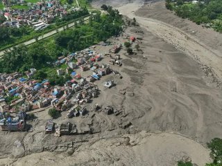  165 жертви и близо 1500 изчезнали след ледников колапс и гигантска вълна в Непал и Тибет