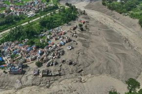  165 жертви и близо 1500 изчезнали след ледников колапс и гигантска вълна в Непал и Тибет