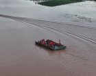Спасители с лодки и понтон евакуират жители от откъснати села в Южен Китай, над 15 500 души са изведени