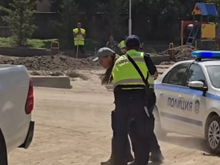 Това си е моето село, мога да снимам: Журналистка бе отведена с полиция при посещението на Радев в Струмяни