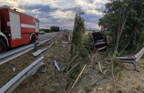 Спукана гума прати камион през две мантинели в насрещното на АМ „Марица“