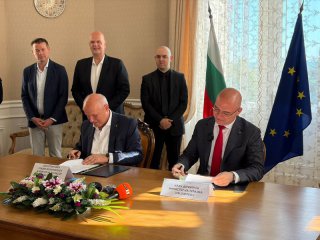 TUI удвоява туристите за България, подписа споразумение с туристическия ни министър