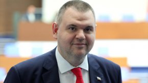 Съветници в кабинета на премиера са "чести гости" на производители на мантинели: Пеевски