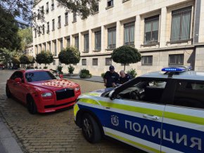  И розовият Ролс Ройс 1 ден среща КАТ: ФОТО НА ДЕНЯ