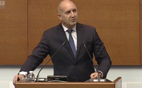 Това, което вие наричате „изтърбушване“, е грижливо премахване на всички стълбищни и облицовъчни плочи, които са сортирани, номерирани и съхранени“: Радев за Шипка