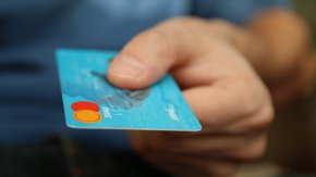 Измамници подменят банкови сметки по имейл