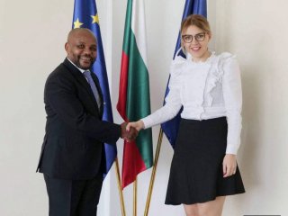 Крива полица - празна главица - новата модна катастрофа на външната министърка: ФОТО НА ДЕНЯ        