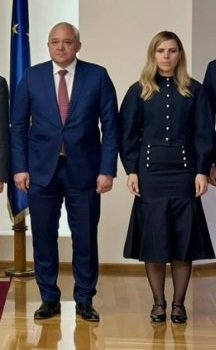 Крива полица - празна главица - новата модна катастрофа на външната министърка: ФОТО НА ДЕНЯ  
