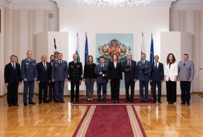 Йотова отличи трима военни пилоти и офицери за заслуги към отбраната на България