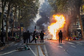 Макрон забранява протести във Франция след масовите безредици