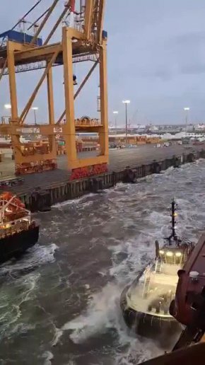 Круизен лайнер се сблъска с контейнеровоз в Германия