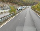 Микробус блъсна и уби шофьор, слязъл да провери пушещата си кола на Е79 край Люти дол