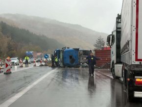 ТИР се обърна на АМ Тракия