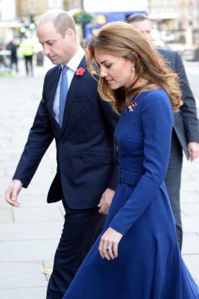 Кейт с класическа рокля в кралско синьо