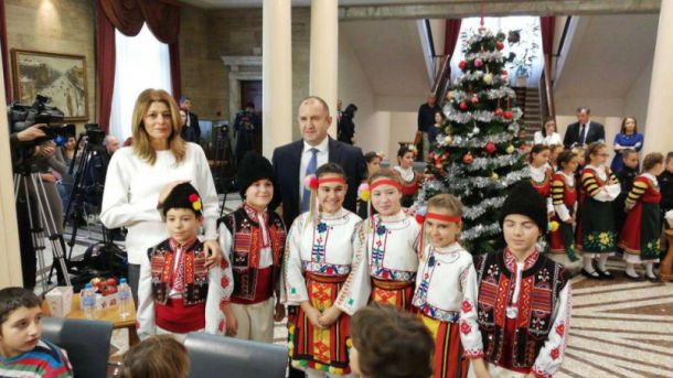 Радев към деца от Българската Коледа: Вие сте вълшебниците на нашия празник