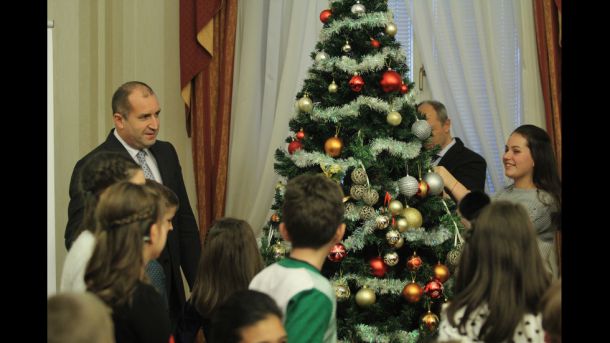 Радев към деца от Българската Коледа: Вие сте вълшебниците на нашия празник