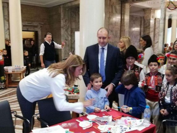 Радев към деца от Българската Коледа: Вие сте вълшебниците на нашия празник