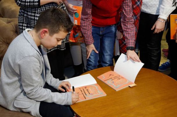Венета Райкова горда с 1-та книга на сина си