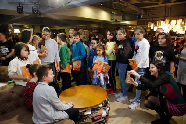 Венета Райкова горда с 1-та книга на сина си