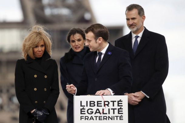 Кралица Летисия и Брижит Макрон заложиха на класическия шик в Париж
