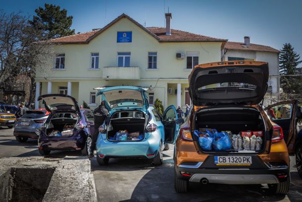 Дариха 8 автомобила за дезинфекция и доставките на храни в София