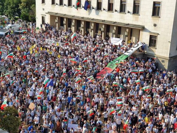 Хиляди на протест за оставка на правителството
