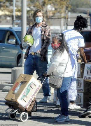   Брад Пит раздава плодове и зеленчуци
