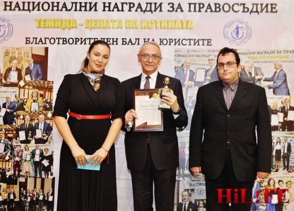 Конституционният съдия проф. Семов дари Теодор Чипев с Гран При за право