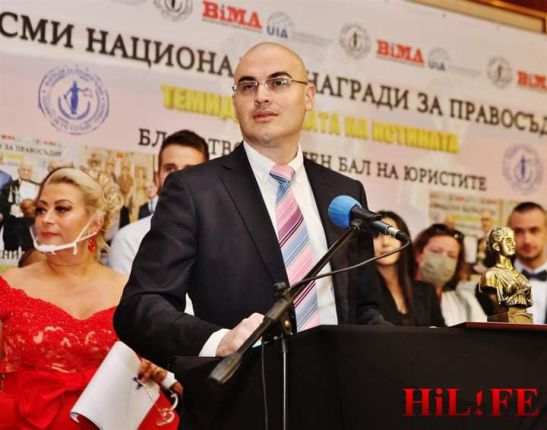 Конституционният съдия проф. Семов дари Теодор Чипев с Гран При за право