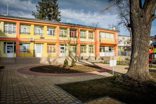 Обновихме детска градина №90 и 102 Основно училище Панайот Волов: Фандъкова