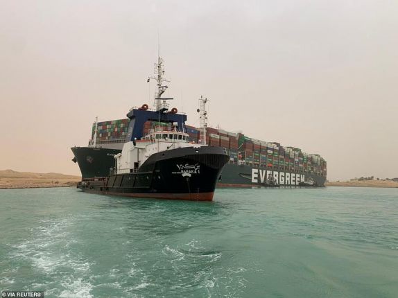 ГИГАНТСКИ кораб затапи Суецкия канал