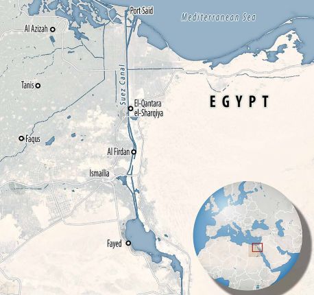 ГИГАНТСКИ кораб затапи Суецкия канал