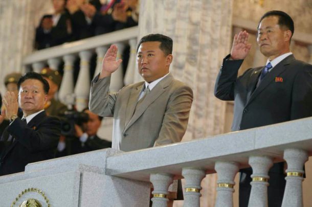 Конна полиция и кучета, но без ракети: Северна Корея отбеляза своята 73-та годишнина