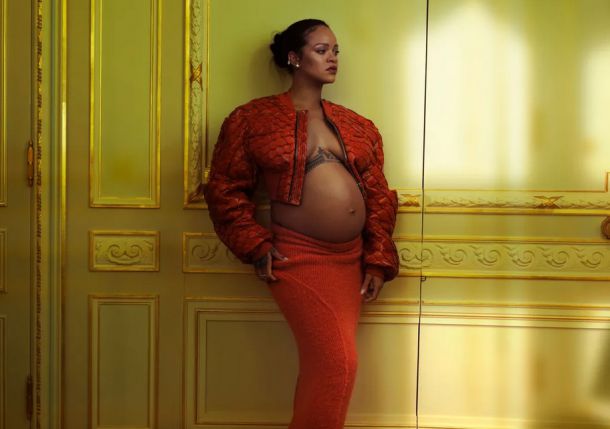 Риана позира бременна на корицата на Вог