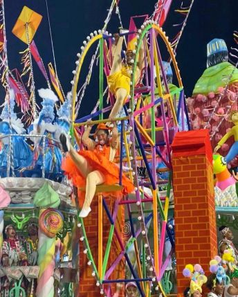 Жизел Бюндхен купонясва на карнавала в Рио