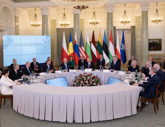 Срещата на върха във Варшава на страните от формата Б9