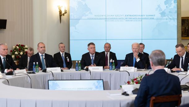 Срещата на върха във Варшава на страните от формата Б9