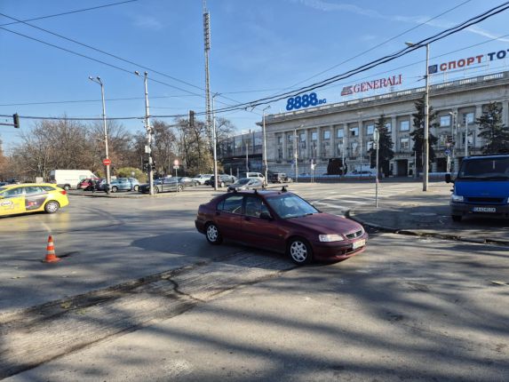 Терзиев троши коли пред Стадиона с полуремонт