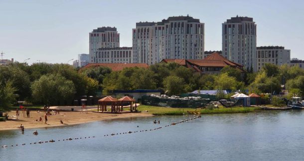 На плаж в Астана: Красивата река в центъра на казахската столица и великолепният мост Атърау