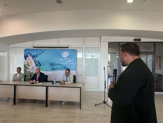 13% повече приходи в туризма, бордът на ТУИ у нас идния уикенд: Ресорният министър