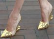 Анджелина с уникални обувки 