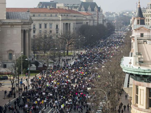 Стотици хиляди на протест в САЩ