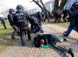 Полицията арестува демонстрант